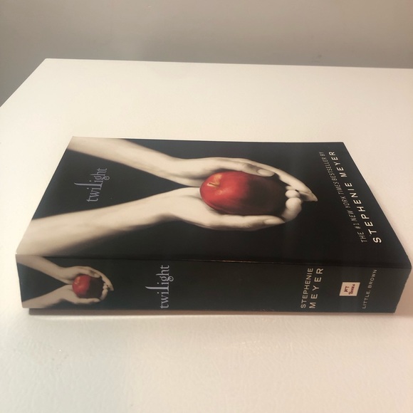 Lot of 3 Stephanie Meyer Paperback Books The Host 2013, Twilight & New Moon PB - Picture 7 of 15